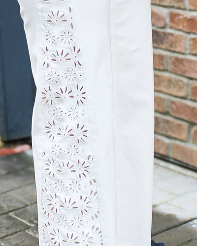Brooke Hugging Jeans with Embroidery