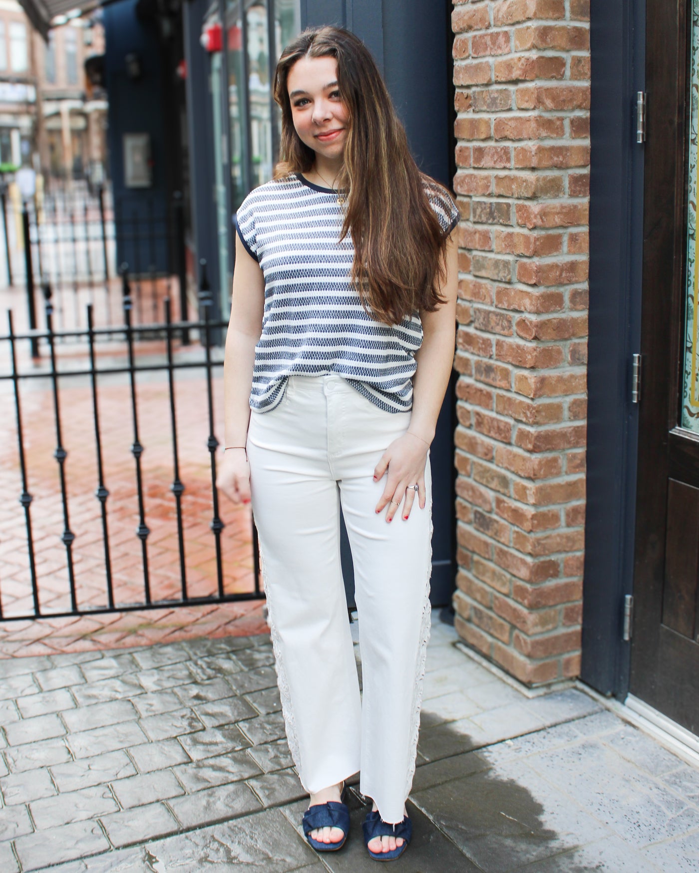 Brooke Hugging Jeans with Embroidery